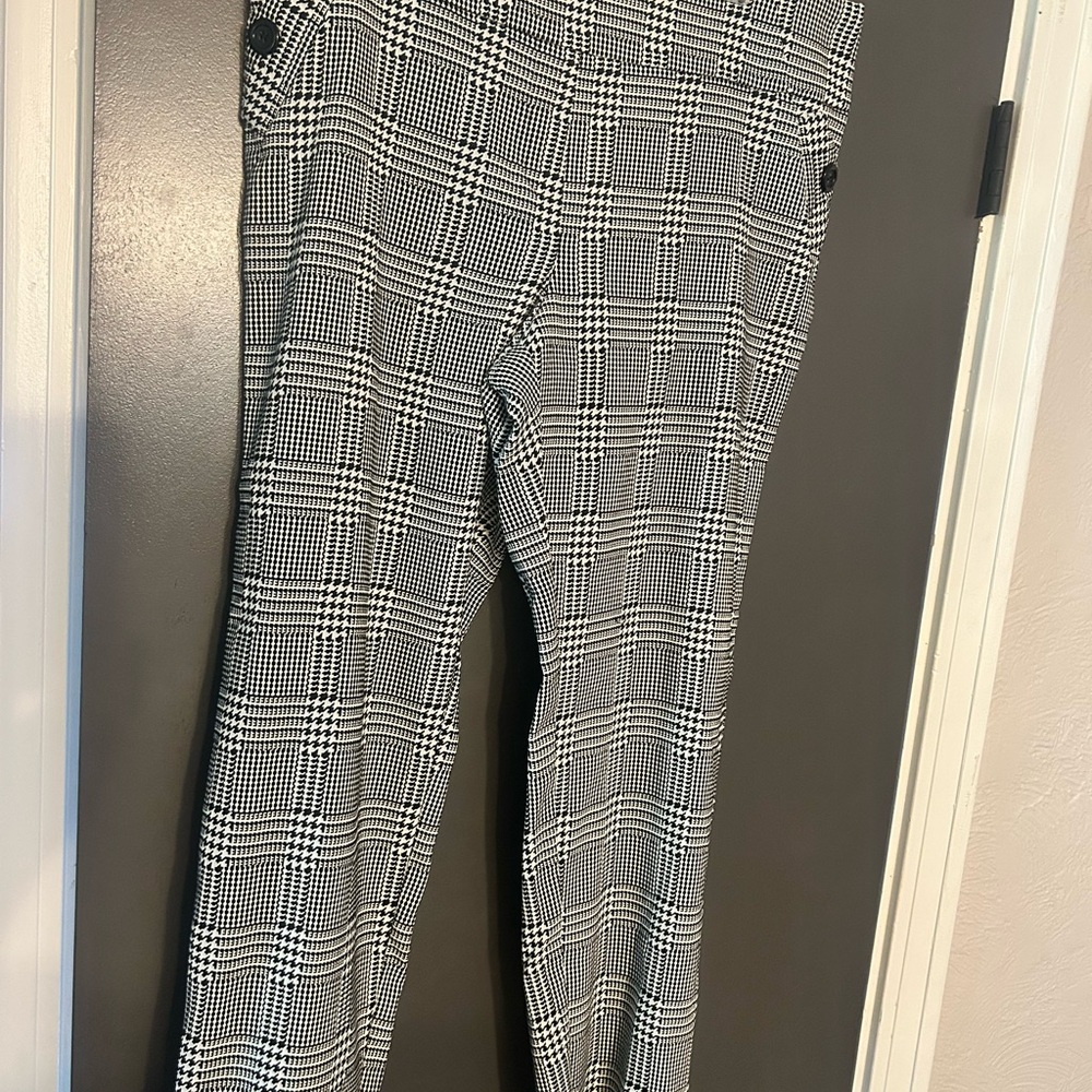 Soho Apparel Monochrome Checkered Capris
